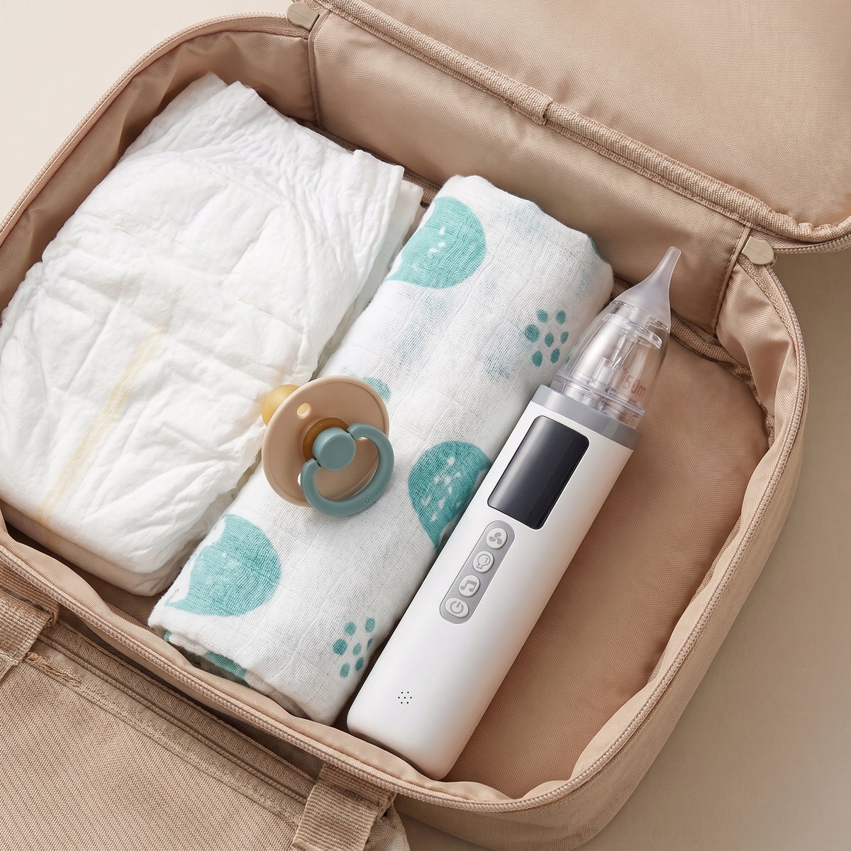 Aspirador nasal BabyClear dentro de la bolsa del bebé para llevar de viaje